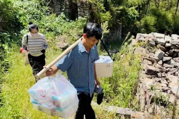 4年送单5000余次！他被称为高山上的“移动药箱”